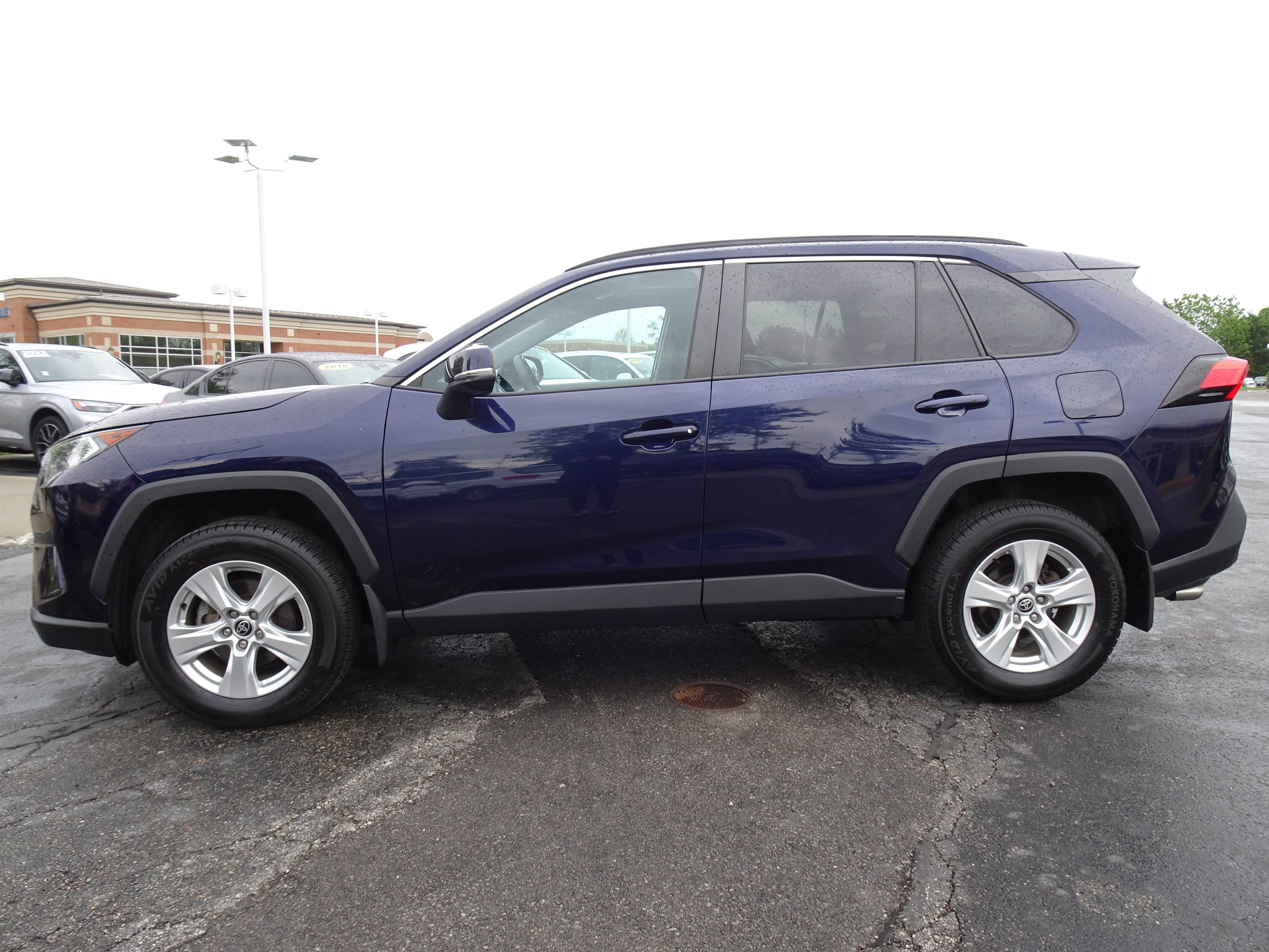 Used 2021 Toyota RAV4 XLE w/ Convenience Package AWD/4WD image 2