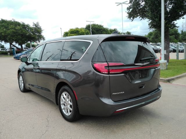 Used 2023 Chrysler Pacifica Touring-L FWD image 11