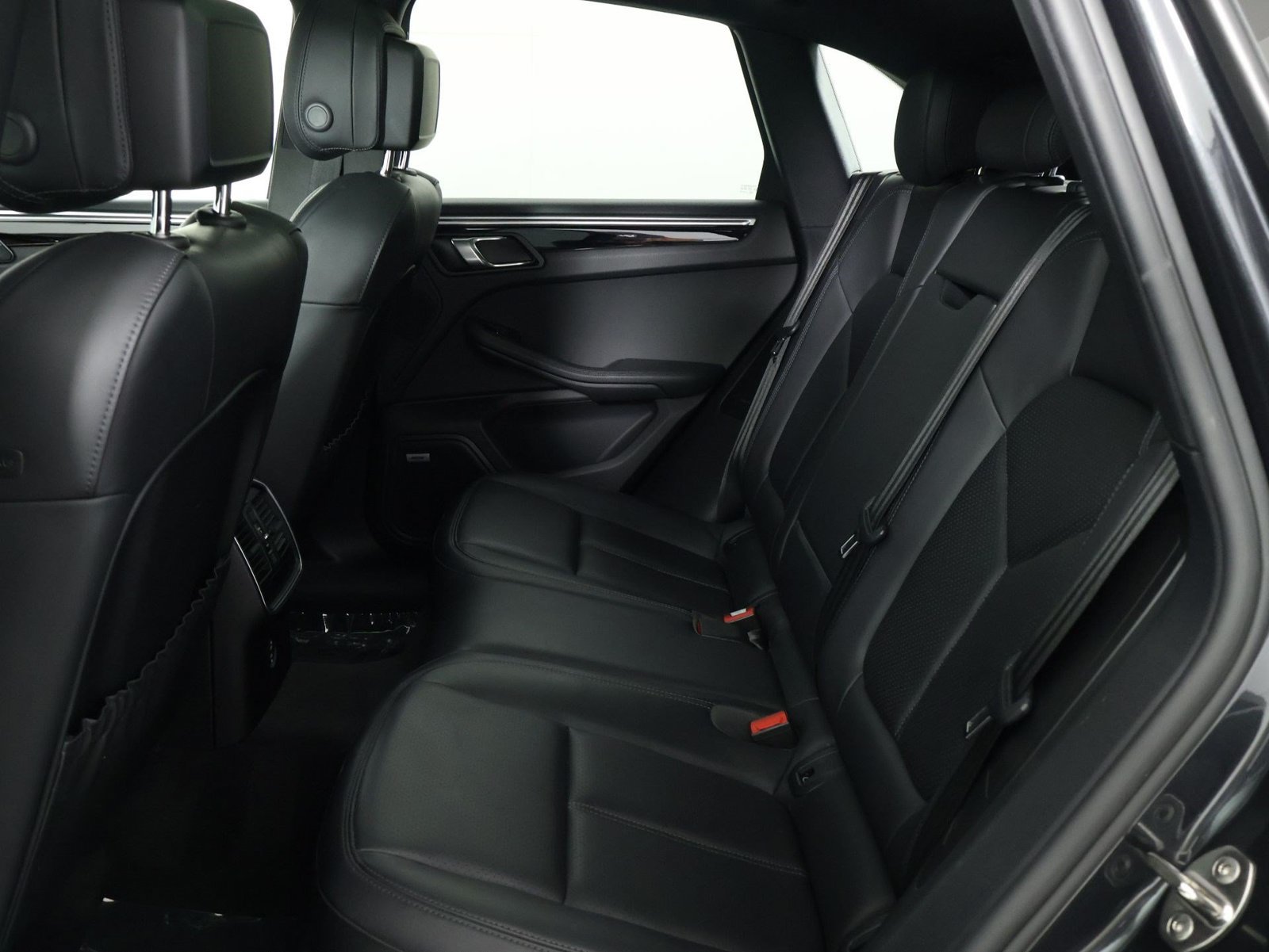 Certified 2021 Porsche Macan AWD/4WD image 33