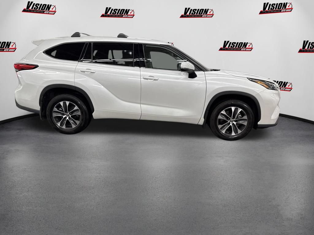 Used 2022 Toyota Highlander XLE AWD/4WD image 4