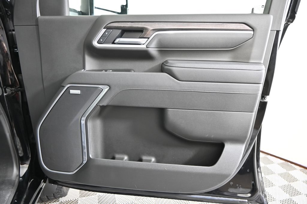 Used 2025 Chevrolet Silverado 3500 LTZ w/ LTZ Convenience Package AWD/4WD image 13