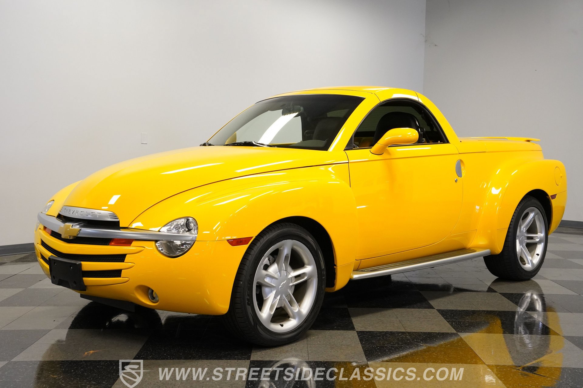 Used 2004 Chevrolet SSR w/ Preferred Equipment Group RWD image 6