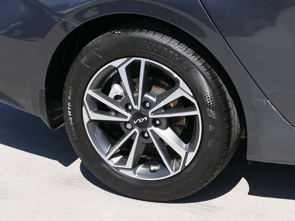 Used 2023 Kia Forte LXS w/ LXS Technology Package FWD image 9
