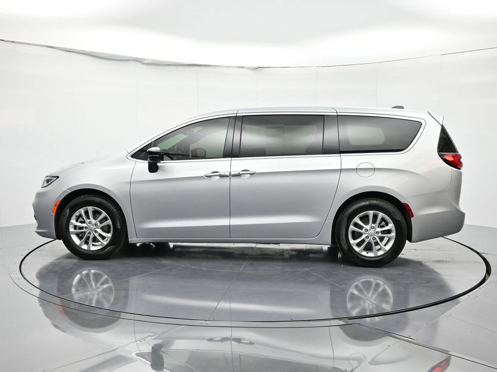 New 2026 Chrysler Pacifica Select image 9