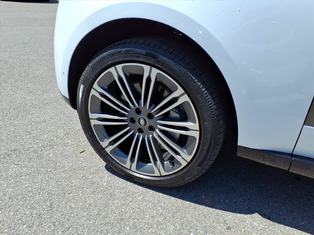 Certified 2025 Land Rover Range Rover SE AWD/4WD image 9
