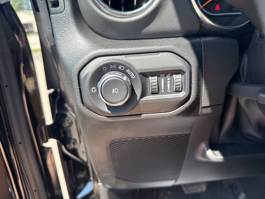Certified 2022 Jeep Wrangler Unlimited Sahara AWD/4WD image 17