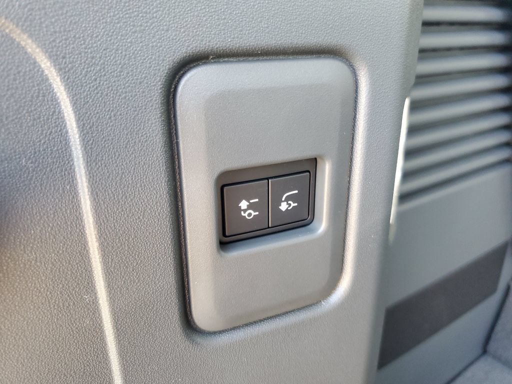 New 2026 Land Rover Defender 130 X-Dynamic SE AWD/4WD image 33