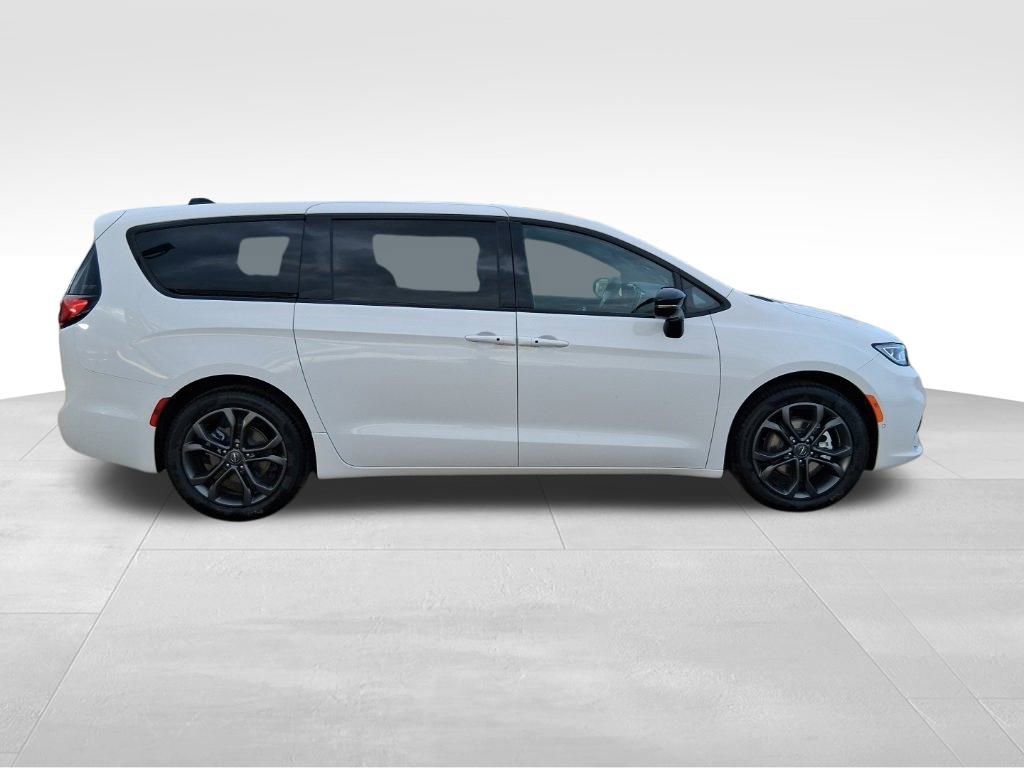 New 2026 Chrysler Pacifica Select image 13