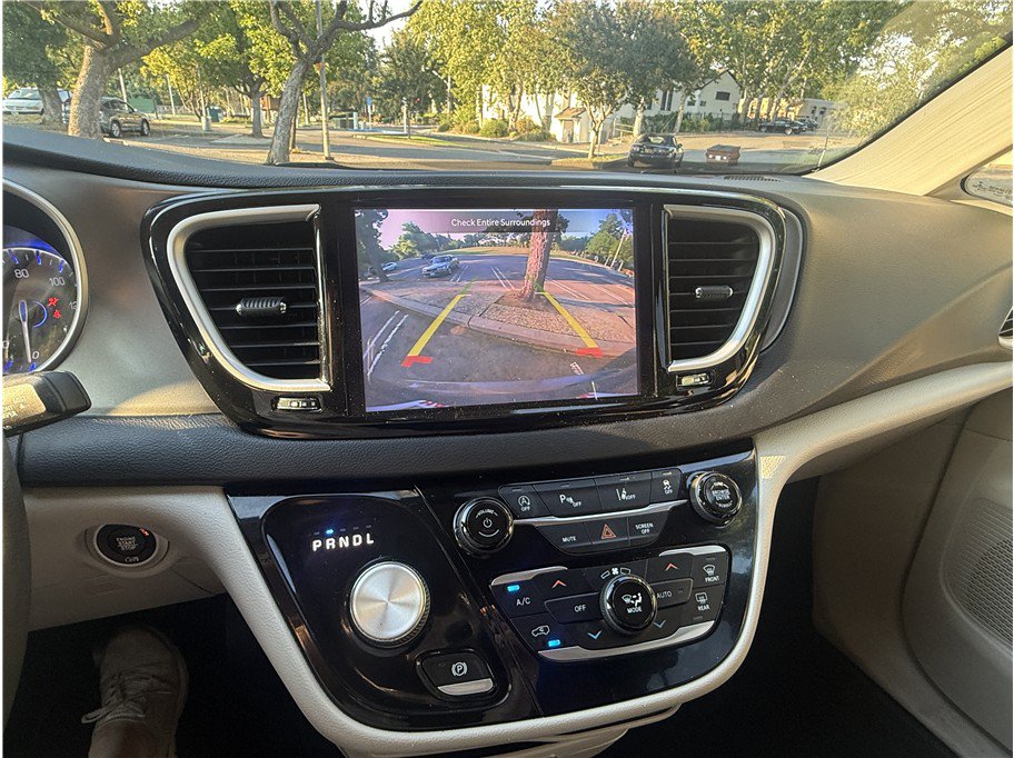 Used 2022 Chrysler Pacifica Touring-L FWD image 13