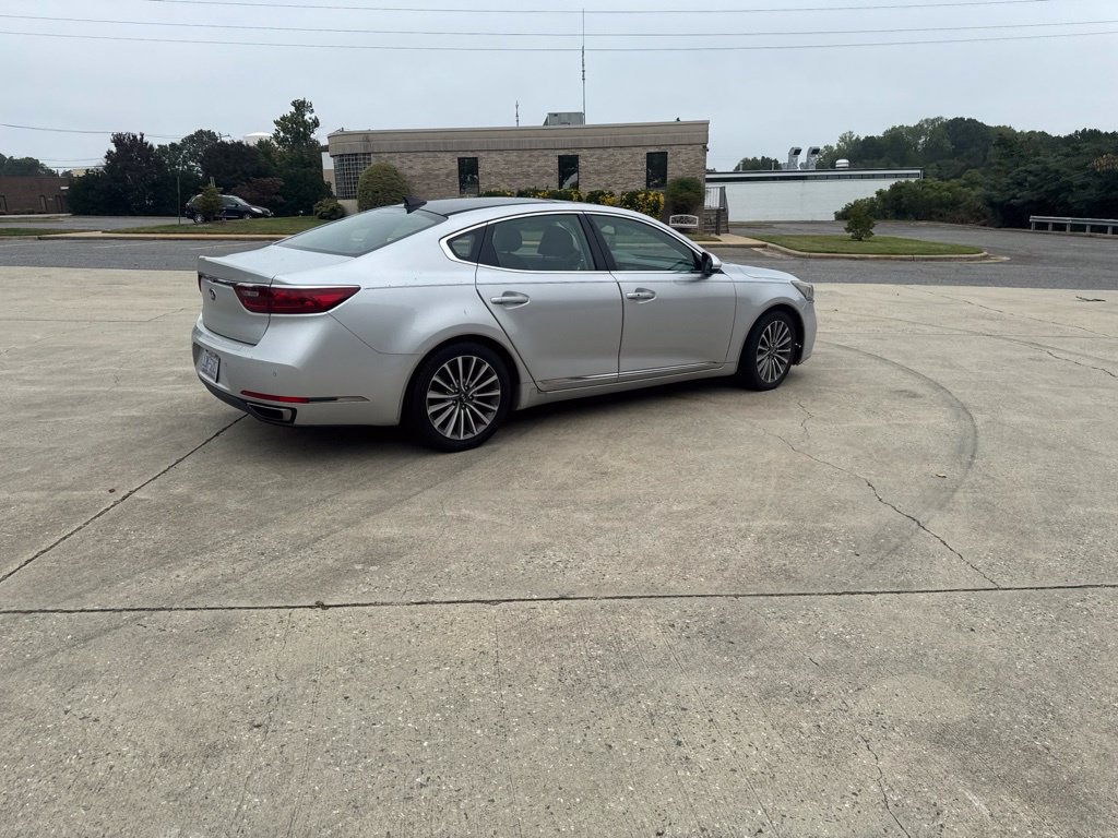 Used 2017 Kia Cadenza Premium w/ Luxury Package FWD image 2