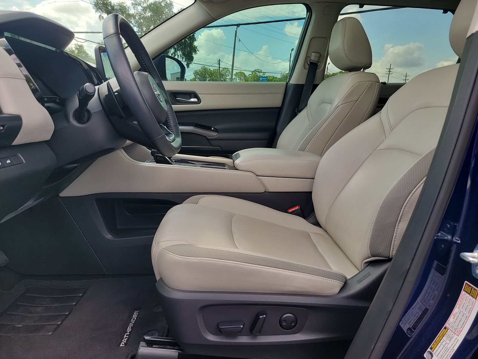 Used 2024 Nissan Pathfinder SL w/ SL Premium Package FWD image 16