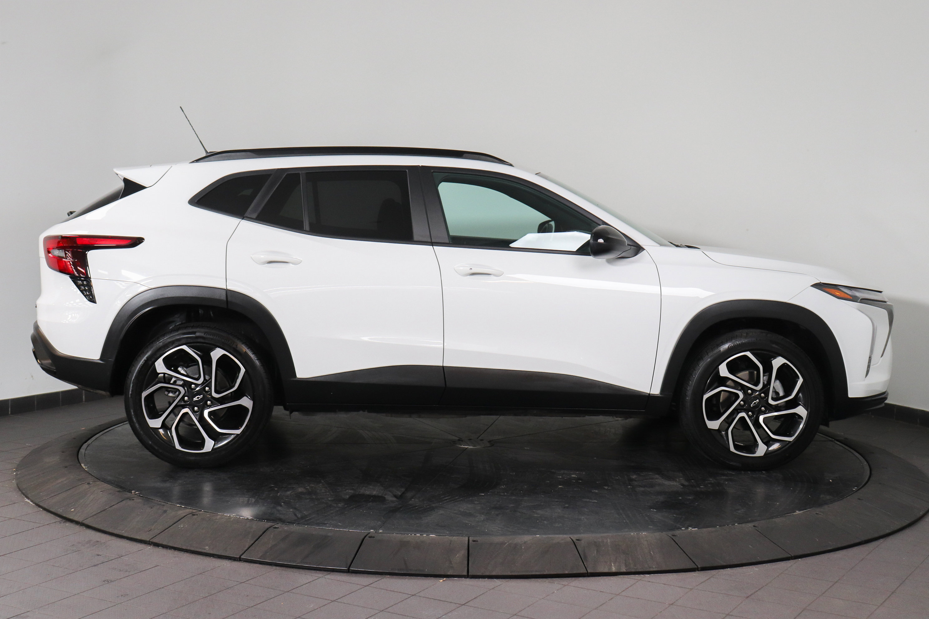 Used 2024 Chevrolet Trax RS w/ Sunroof Package image 6