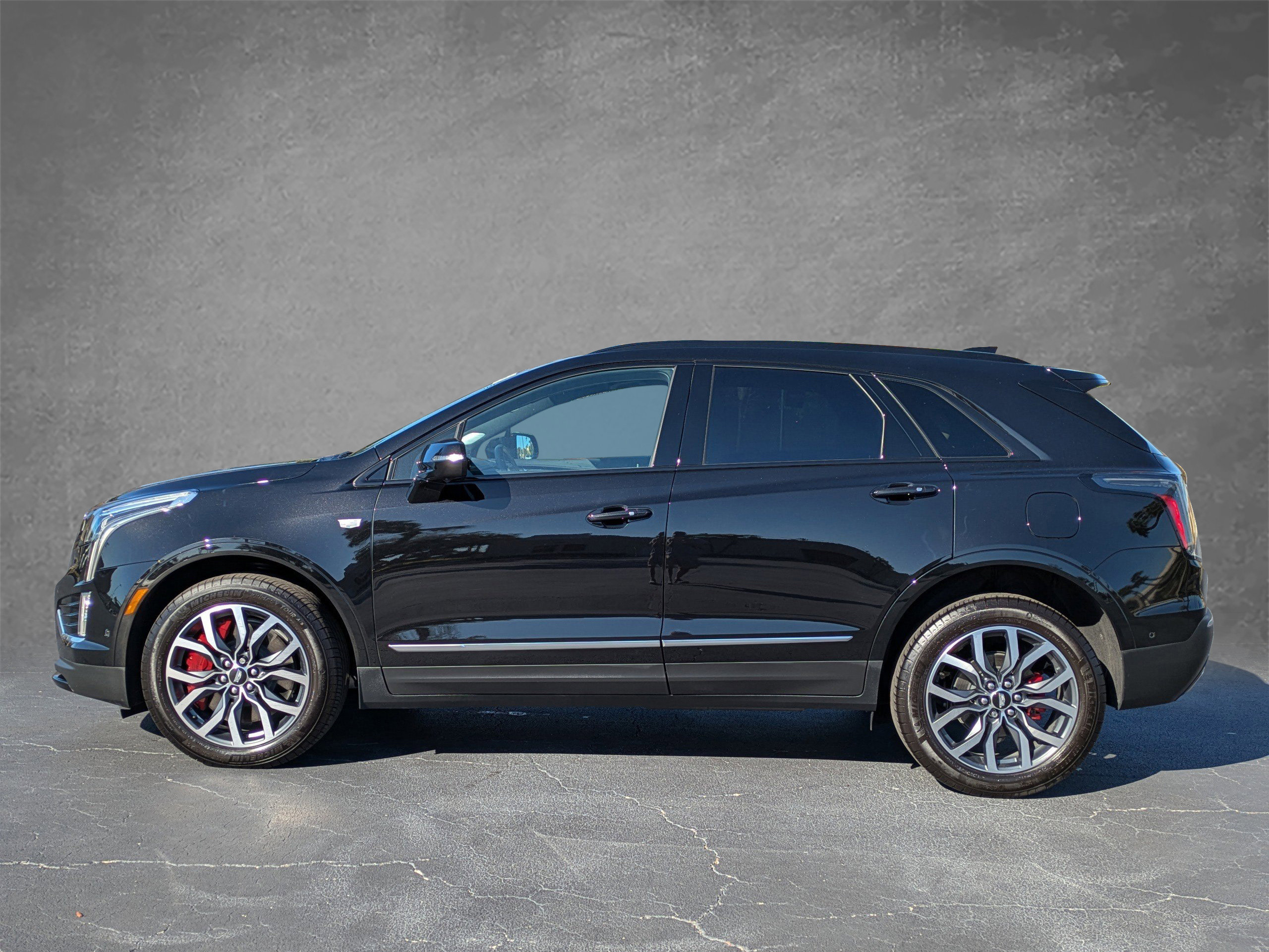 Certified 2025 Cadillac XT5 Sportv w/ Technology Package image 3