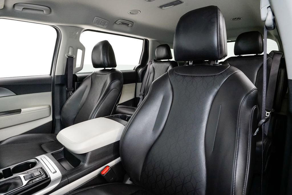 Certified 2024 Kia Carnival LX image 8