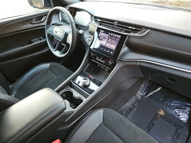 Used 2024 Jeep Grand Cherokee Altitude image 14