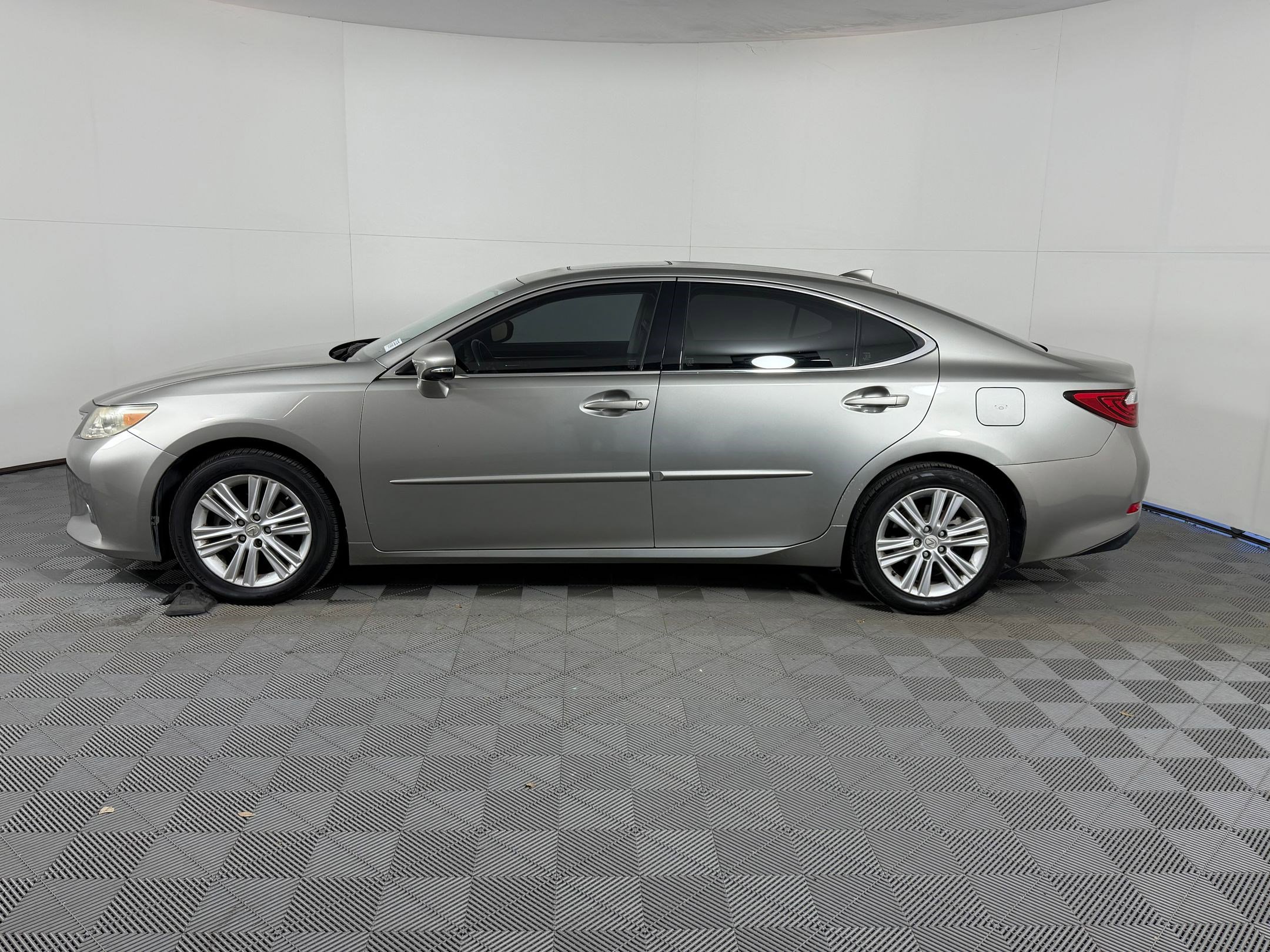 Used 2015 Lexus ES 350 Crafted Line image 2