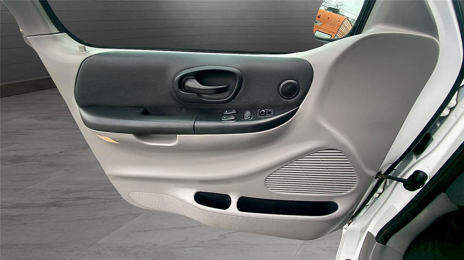 Used 2001 Ford F150 Lightning image 21