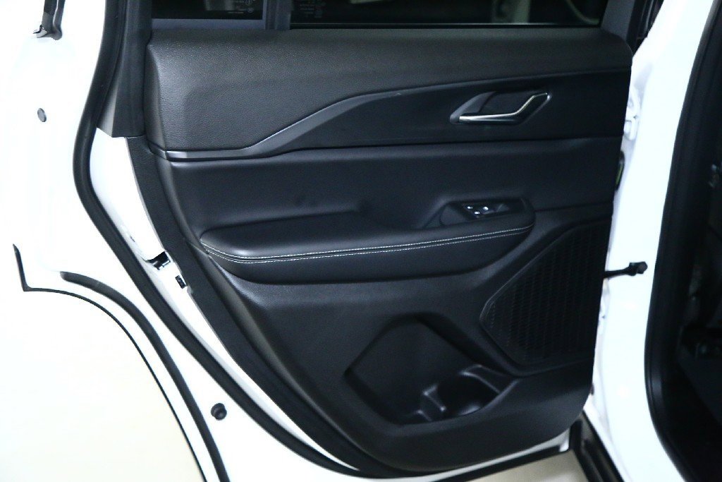 Used 2025 Jeep Grand Cherokee Altitude image 13