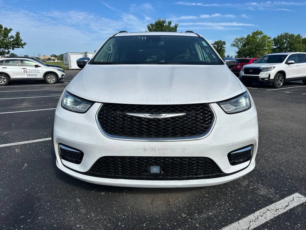 Used 2023 Chrysler Pacifica Limited FWD image 2