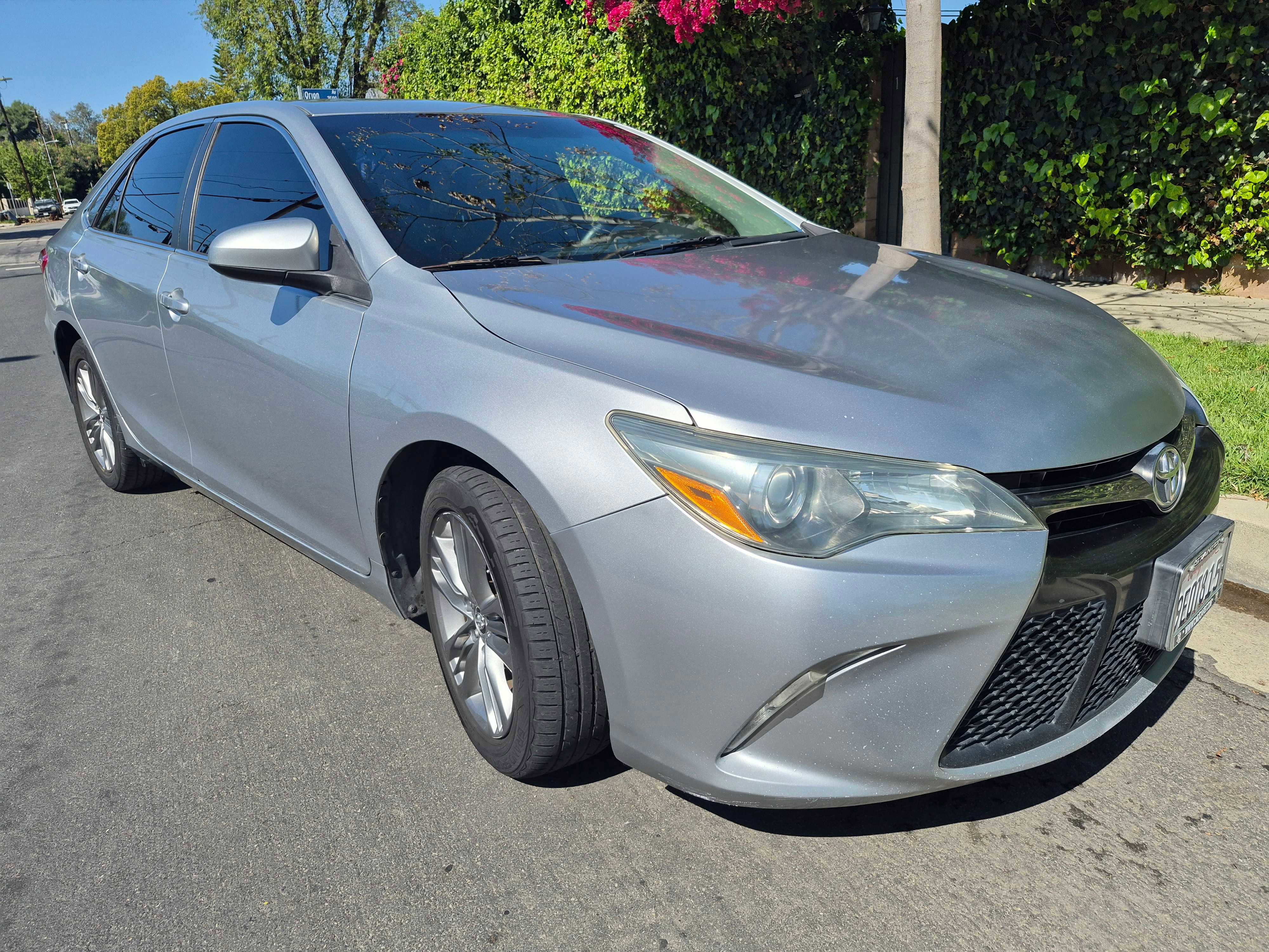Used 2015 Toyota Camry SE FWD image 2
