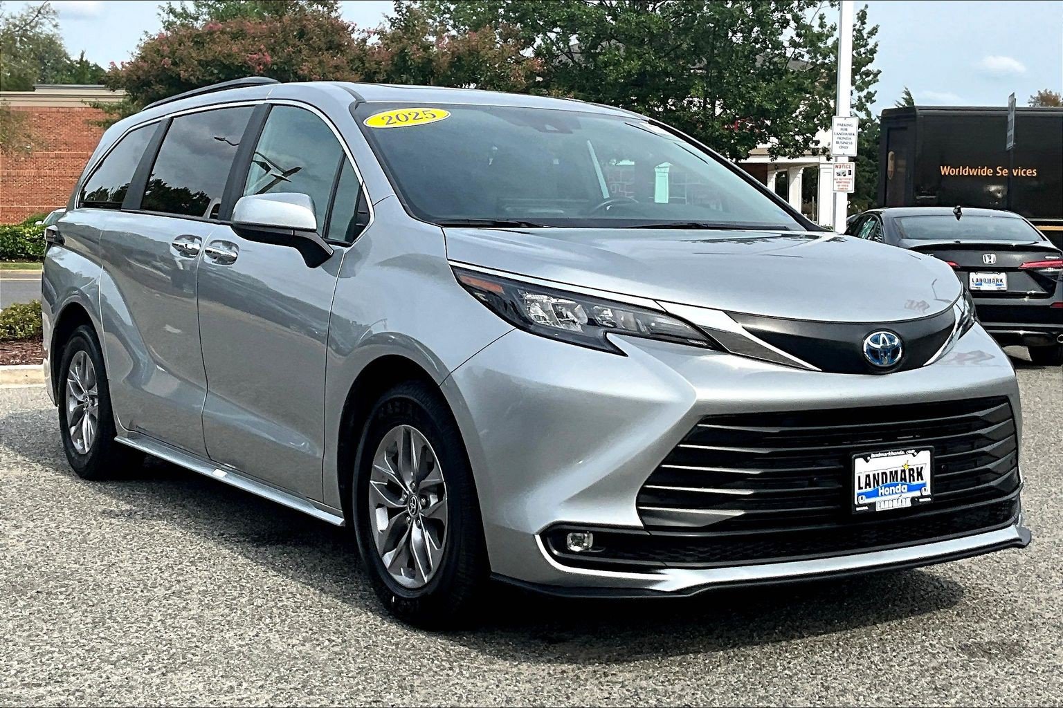 Used 2025 Toyota Sienna XLE FWD image 11