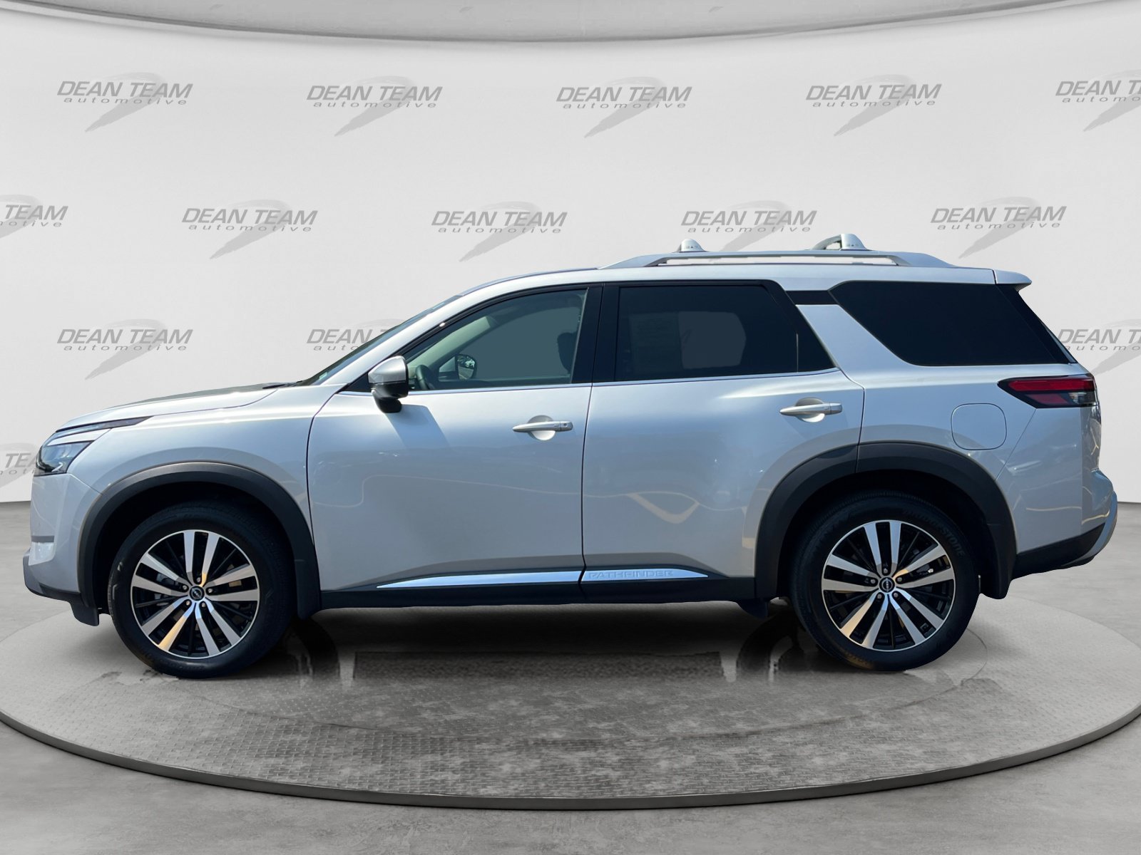 Used 2025 Nissan Pathfinder Platinum w/ Cargo Package FWD image 4