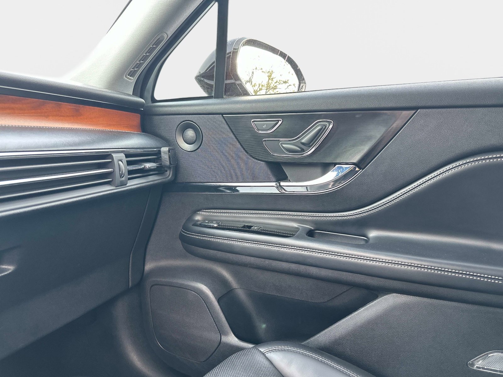 Used 2022 Lincoln Corsair Reserve w/ Equipment Group 201A image 20