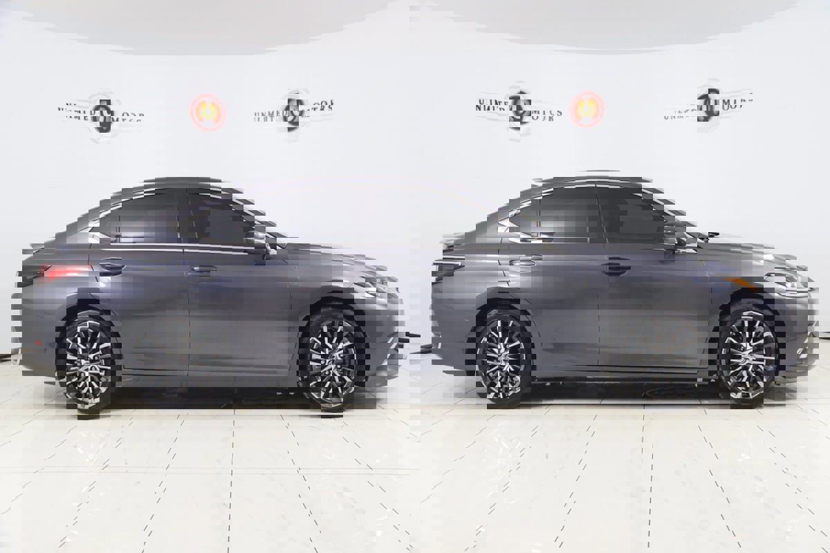 Used 2023 Lexus ES 300h w/ Premium Package image 2