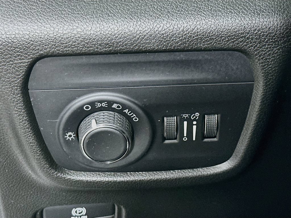 Certified 2022 Jeep Grand Cherokee L Laredo w/ Luxury Tech Group I AWD/4WD image 17