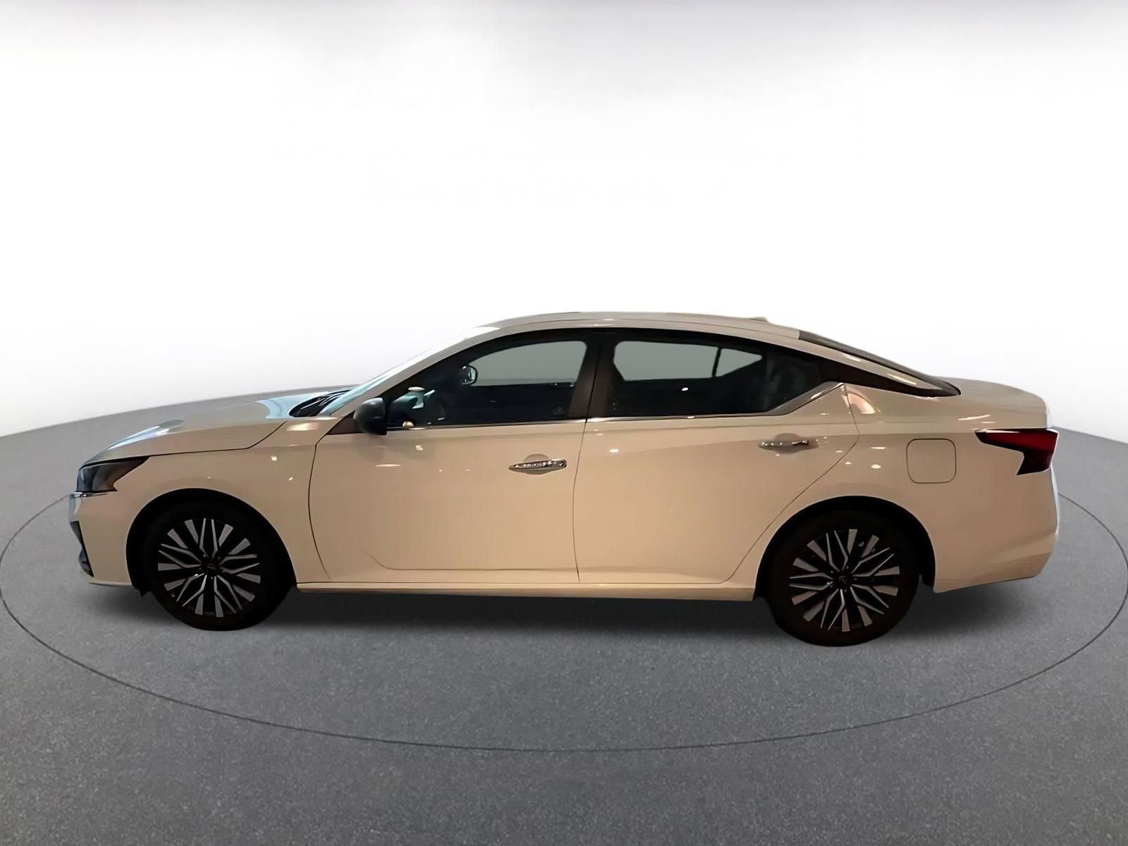 Used 2025 Nissan Altima 2.5 SV FWD image 8