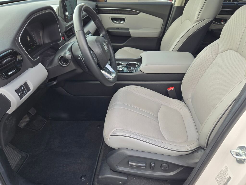 Used 2025 Honda Pilot Elite image 25