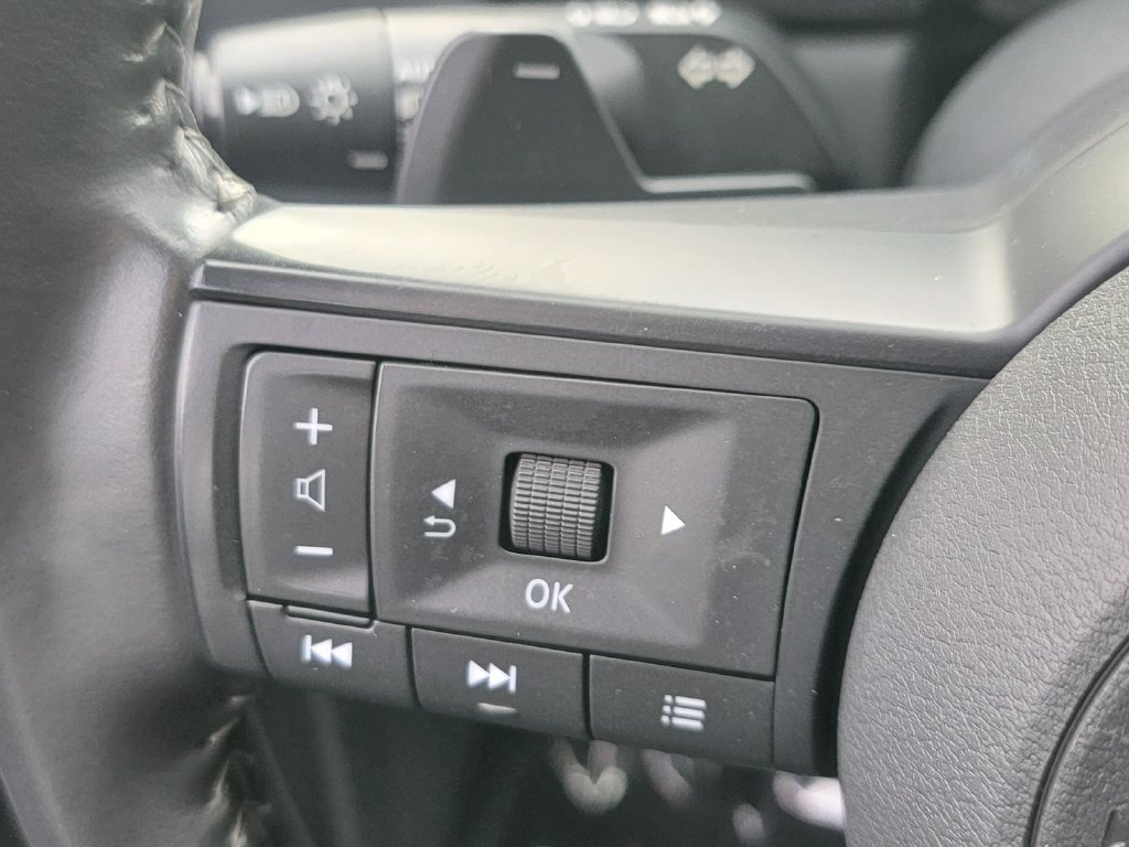 Used 2025 Nissan Pathfinder SV AWD/4WD image 23
