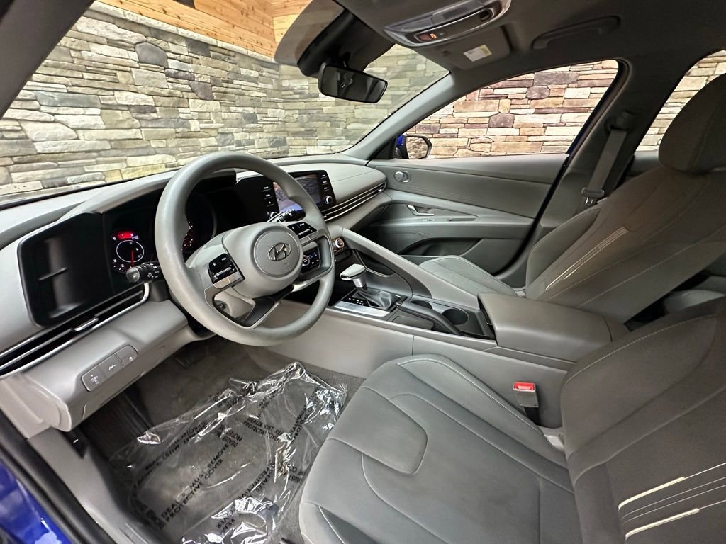 Used 2023 Hyundai Elantra SEL w/ Cargo Package image 10