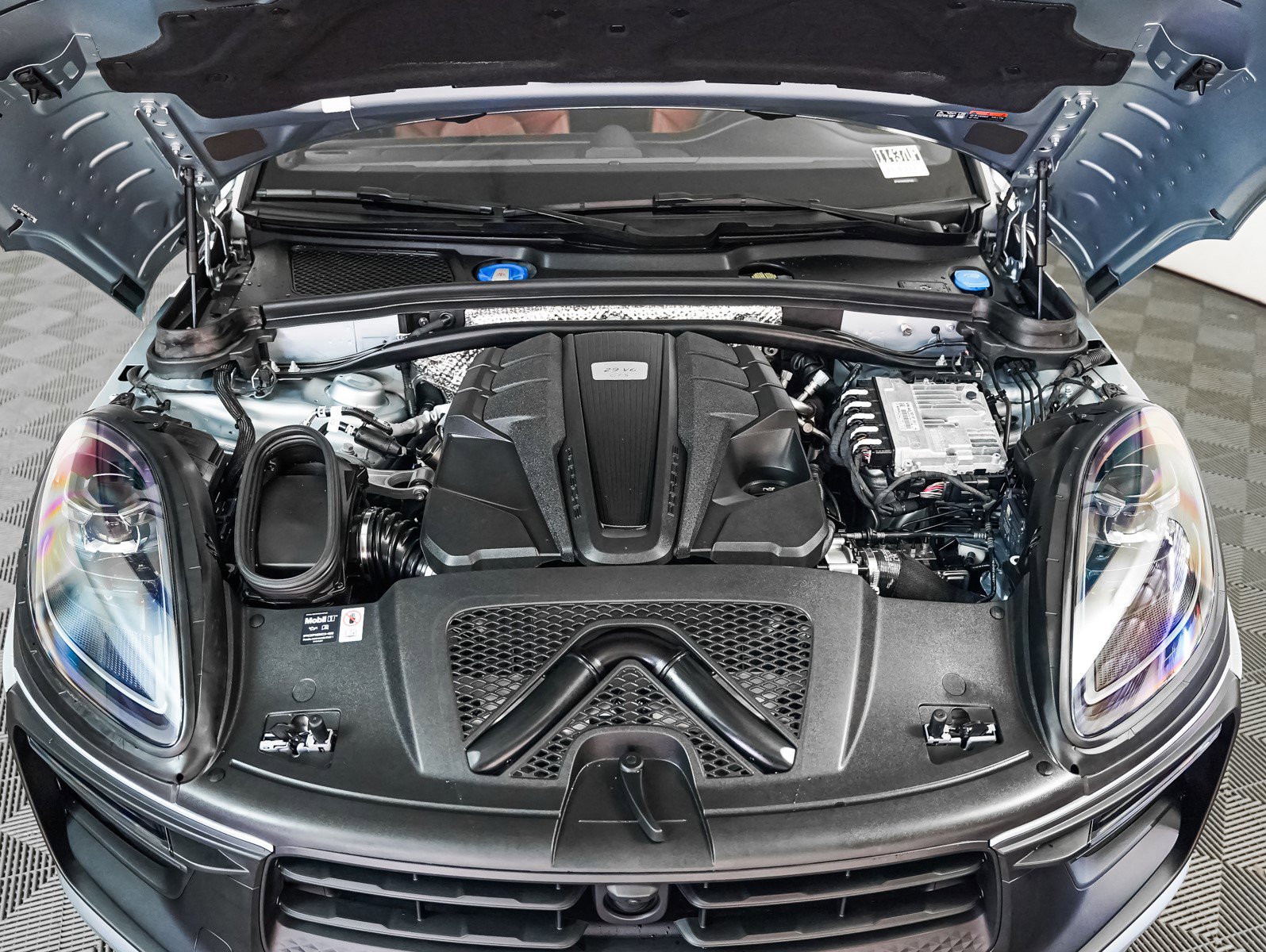 Certified 2025 Porsche Macan GTS image 13