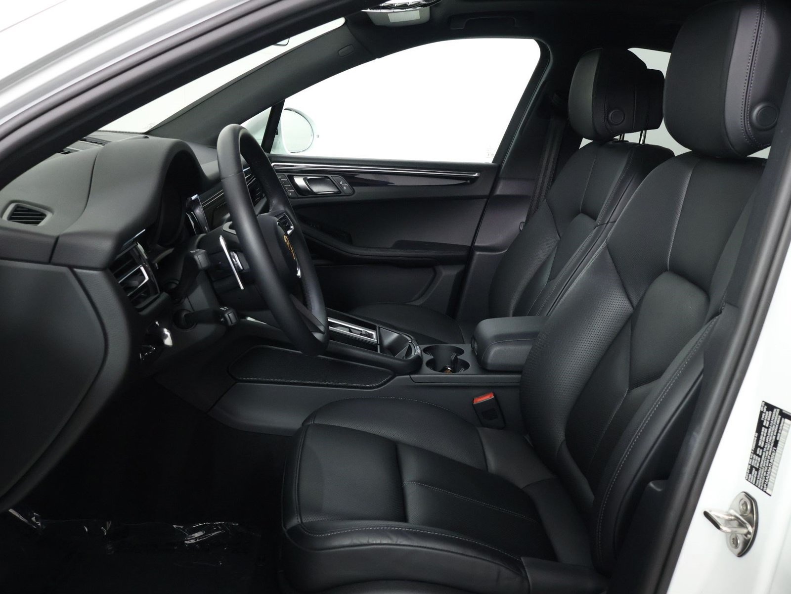 Certified 2026 Porsche Macan AWD/4WD image 5
