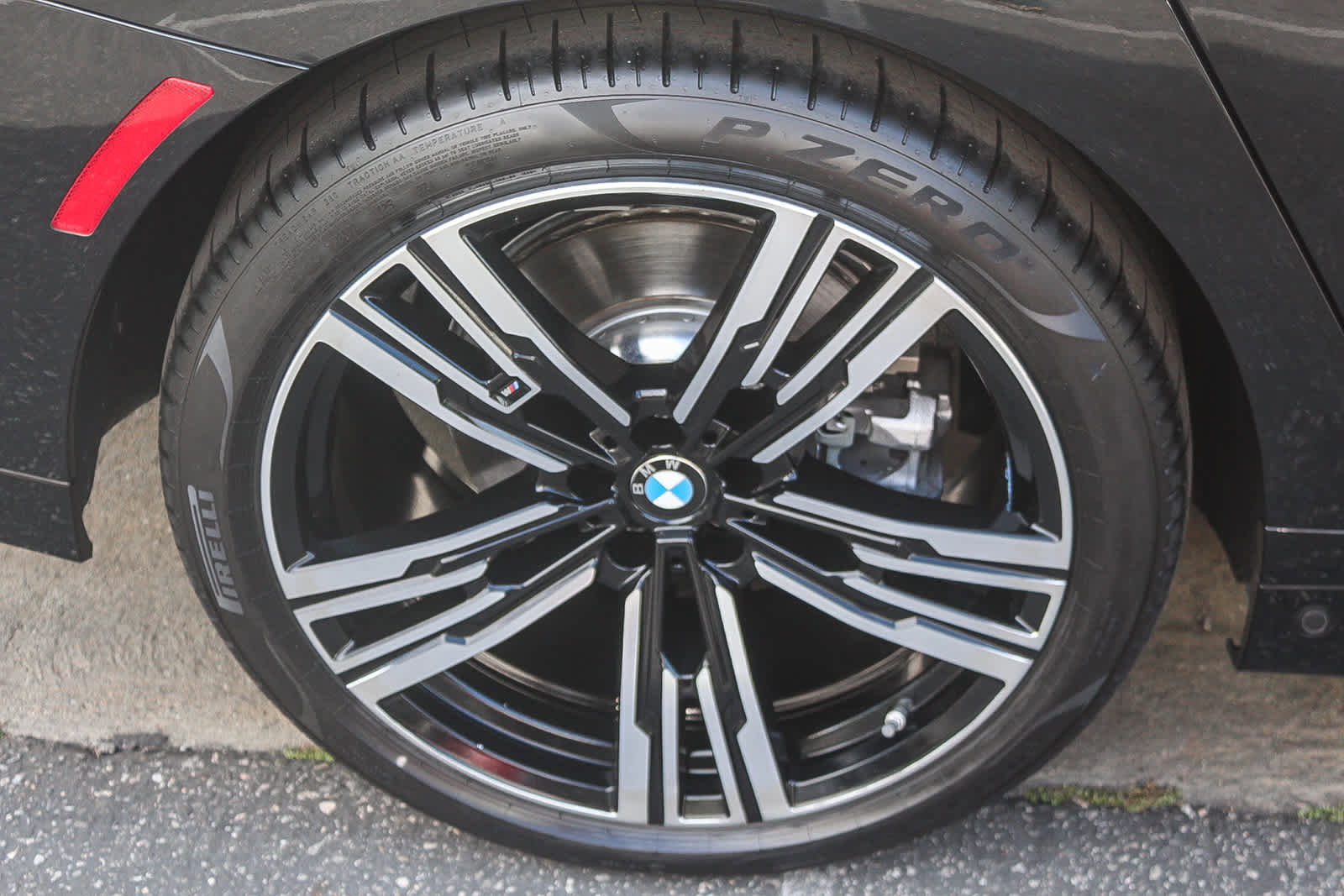 Used 2025 BMW 740i xDrive AWD/4WD image 8