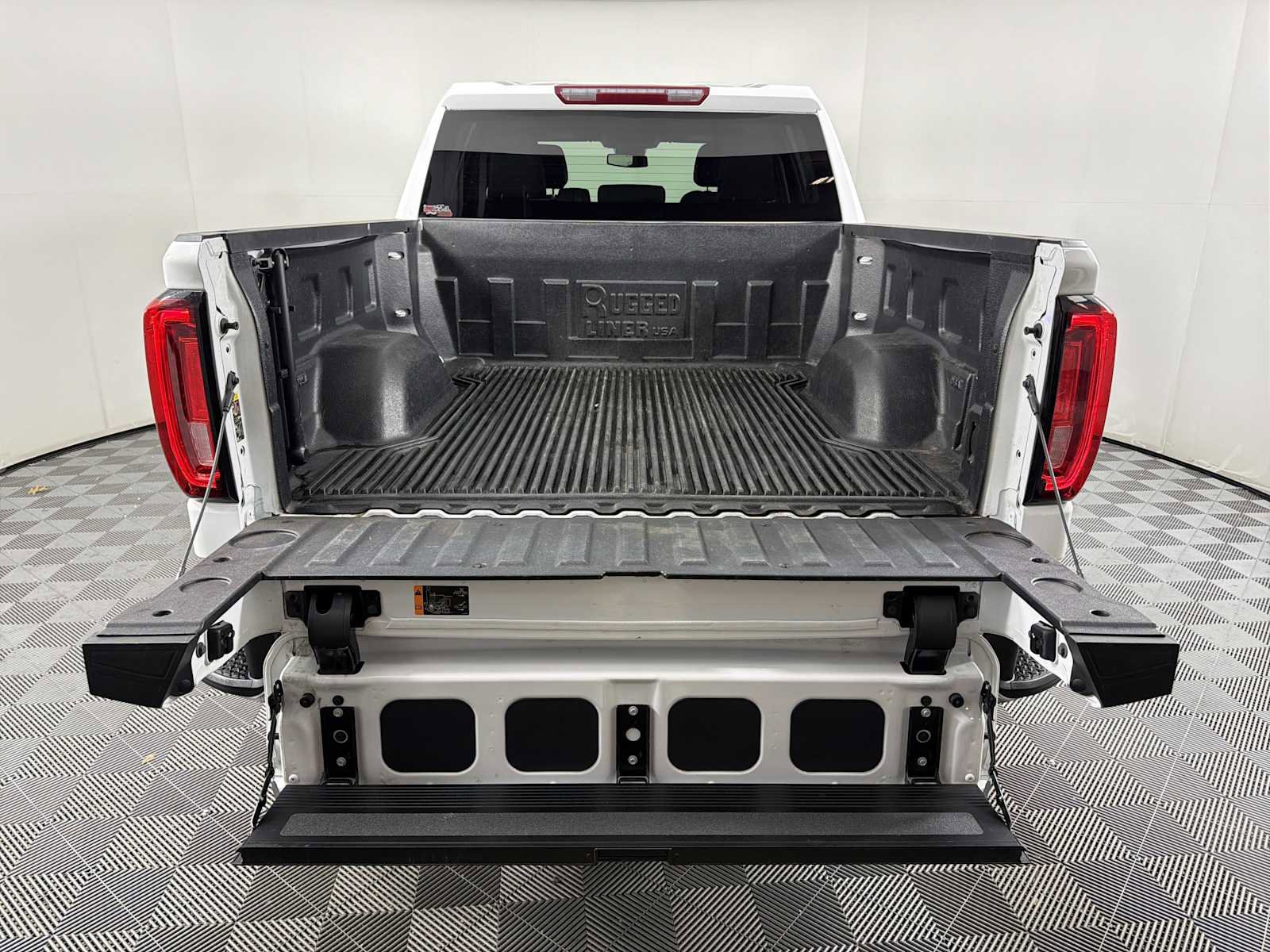 Used 2025 GMC Sierra 1500 SLT image 16