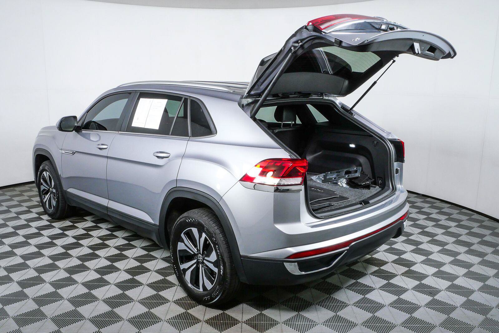Certified 2024 Volkswagen Atlas Cross Sport SE FWD image 10