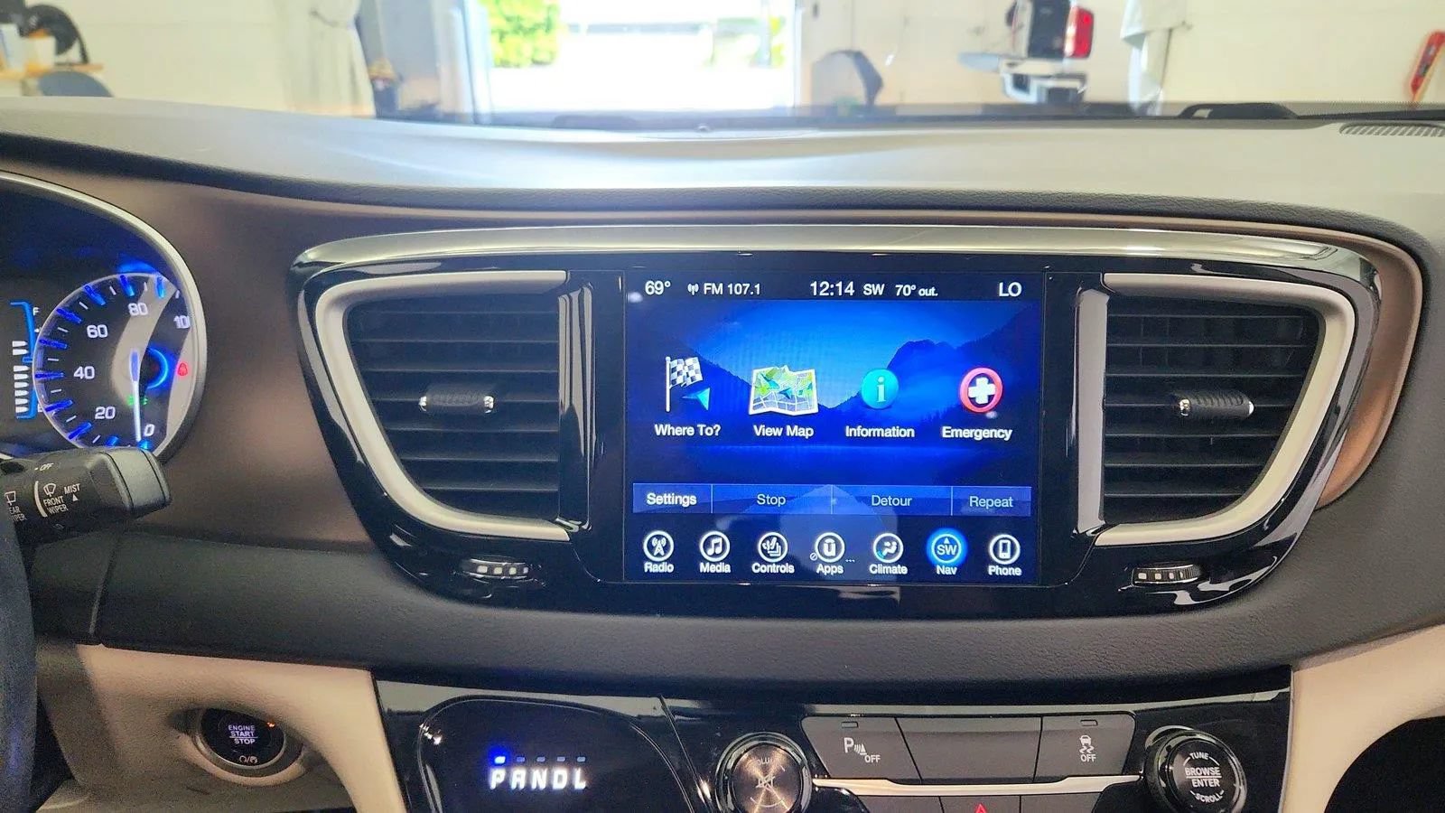 Used 2017 Chrysler Pacifica Touring-L FWD image 16