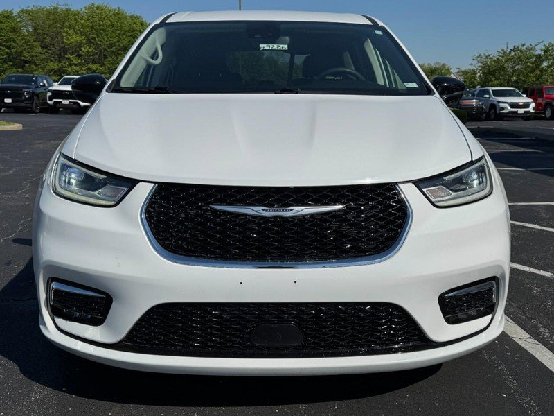 Used 2024 Chrysler Pacifica Touring-L FWD image 9