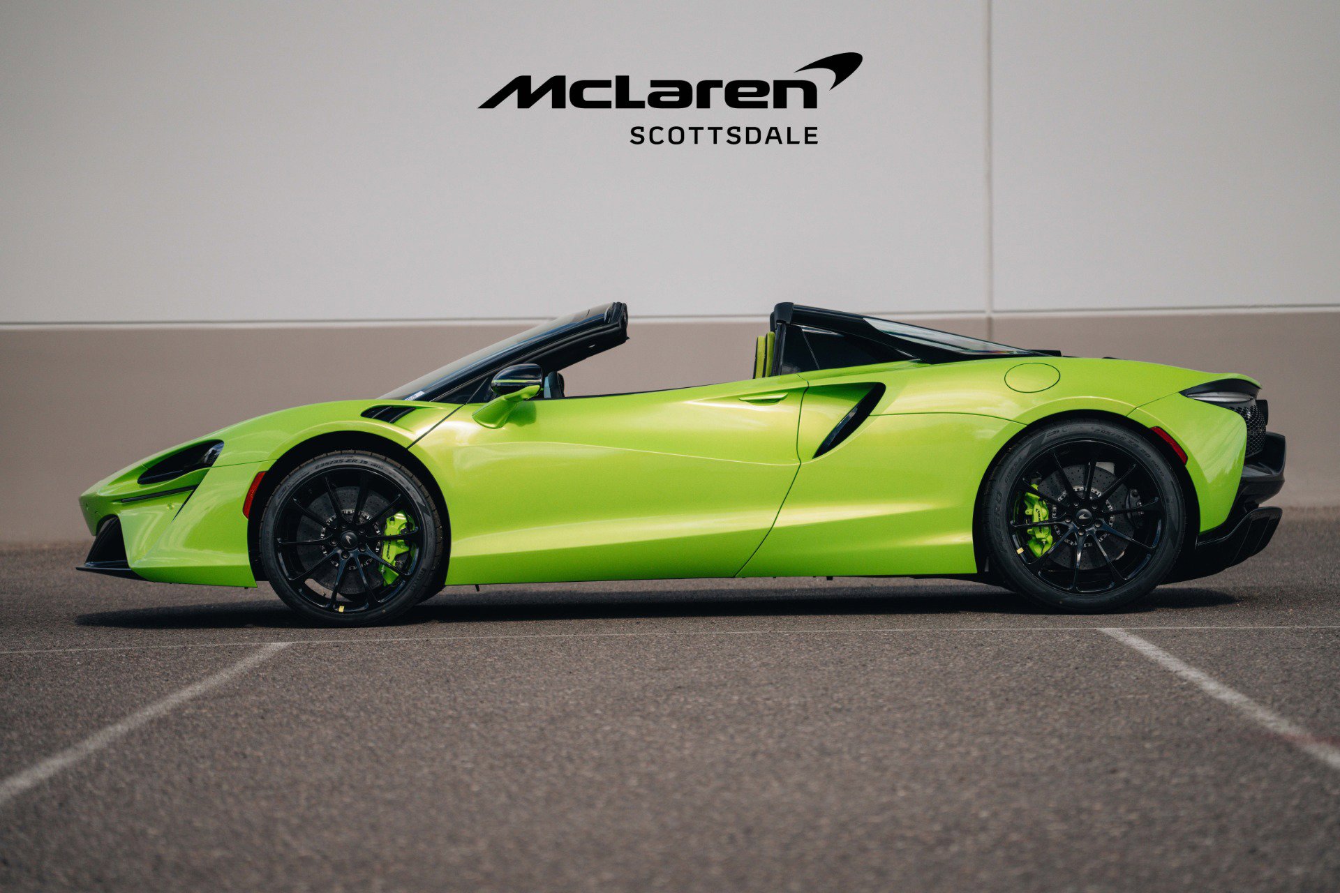Used 2025 McLaren Artura Spider image 5