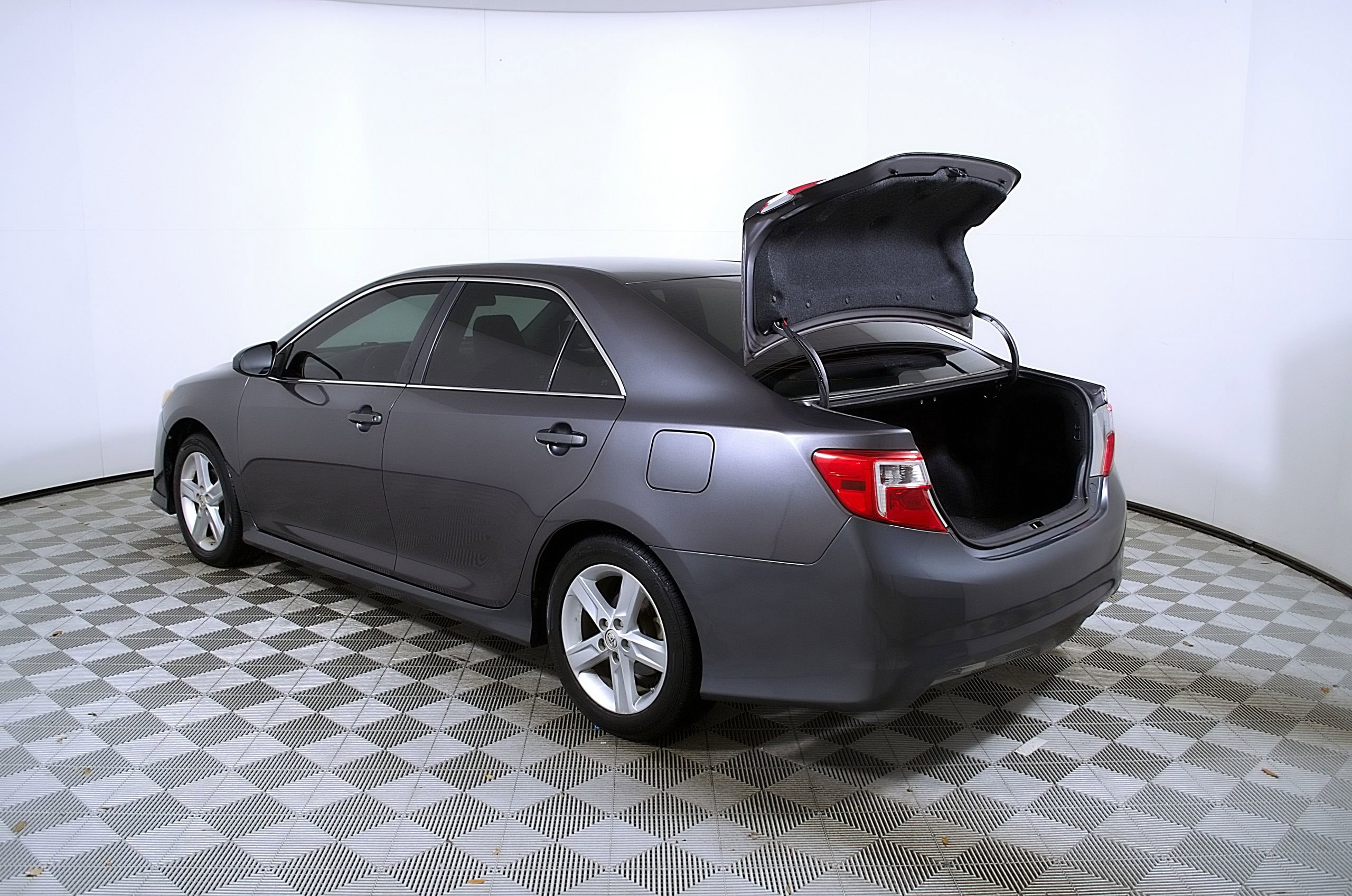 Used 2014 Toyota Camry SE FWD image 11