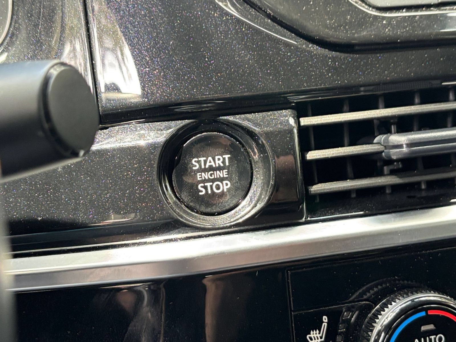 Used 2025 Nissan Pathfinder SV FWD image 24