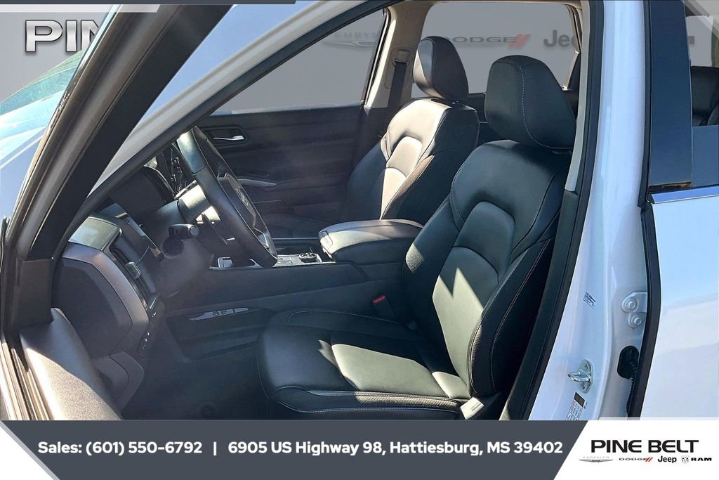 Used 2023 Nissan Pathfinder SL w/ Lighting Package (N92) image 18