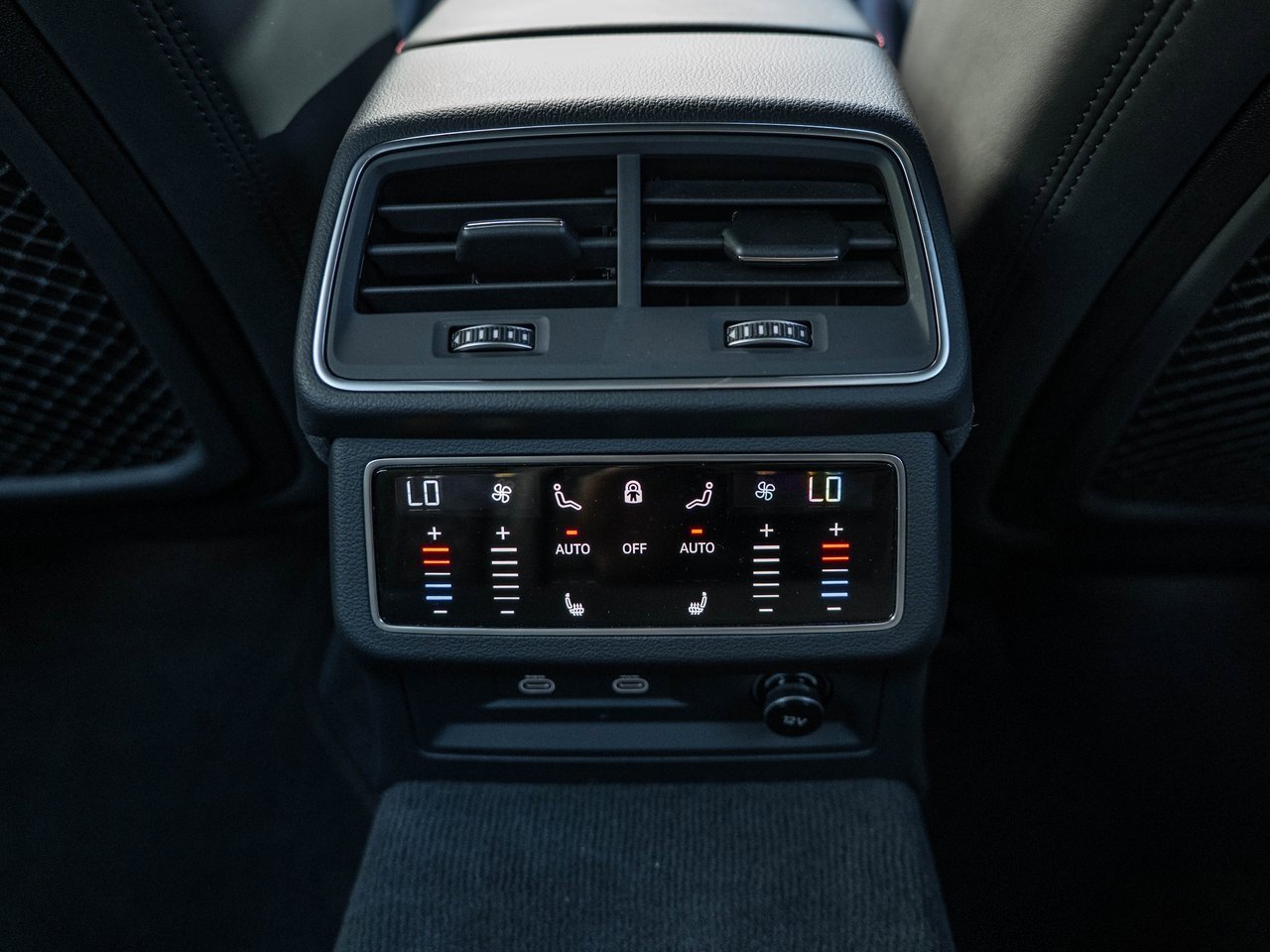 Used 2023 Audi RS 6 w/ Carbon Optic Package image 39