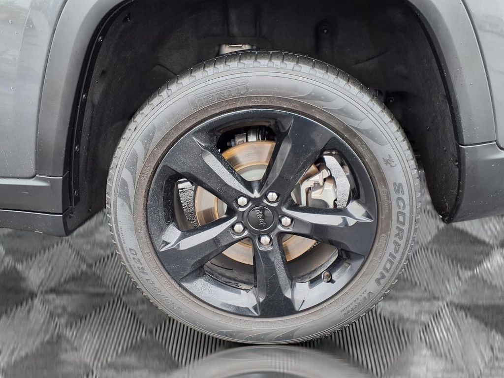 Used 2023 Jeep Grand Cherokee L Limited w/ Black Appearance Package image 21