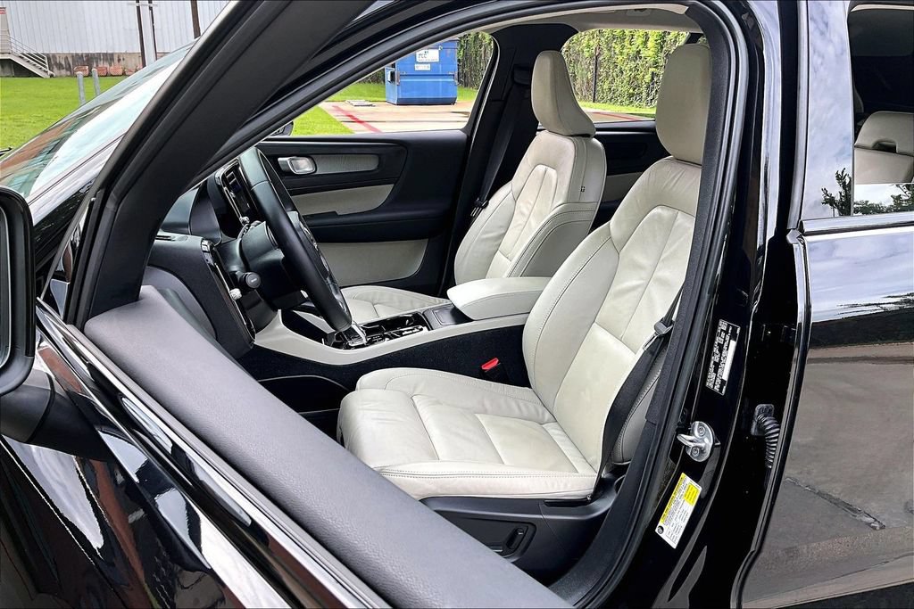 Certified 2023 Volvo XC40 B5 Plus w/ Driver Assist Package AWD/4WD image 33