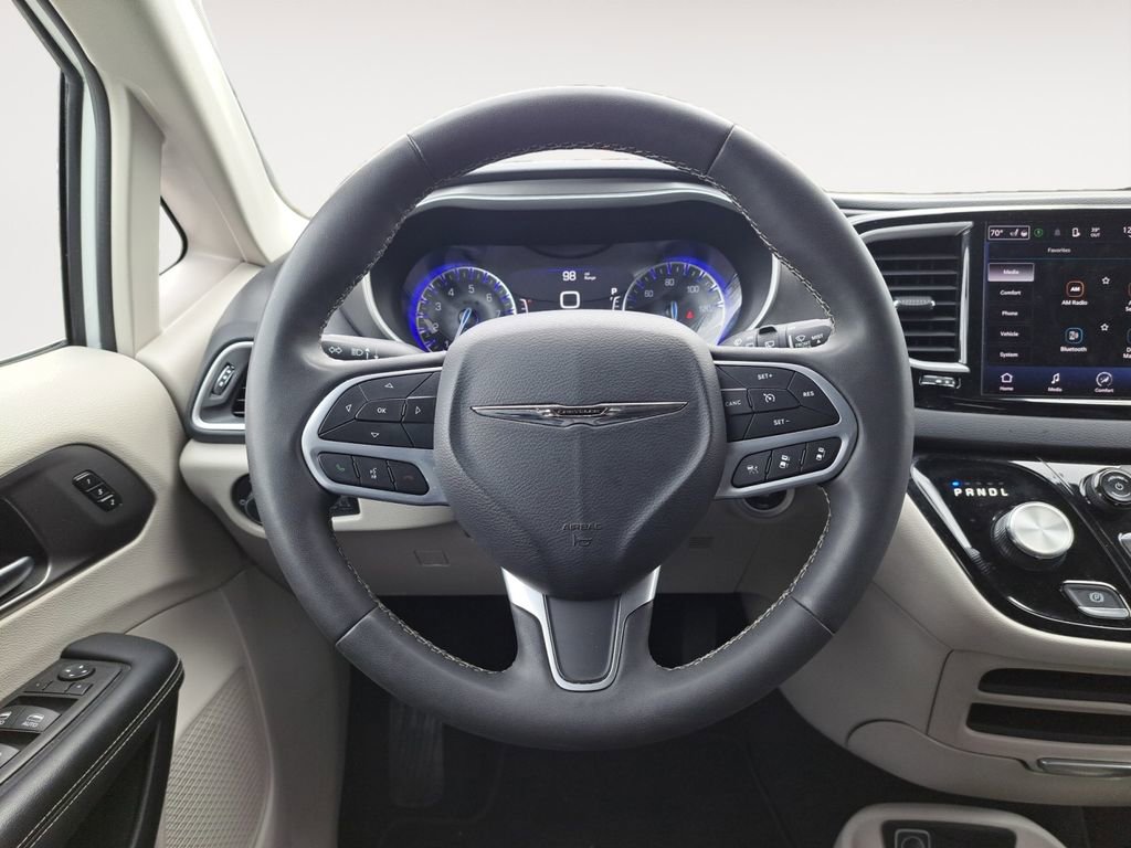 Used 2023 Chrysler Pacifica Touring-L image 12