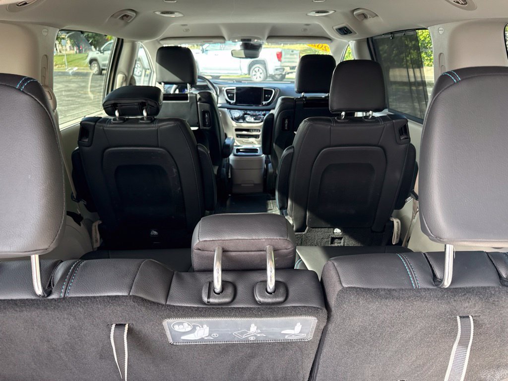 Used 2021 Chrysler Pacifica Touring-L w/ Uconnect Theater Family Group AWD/4WD image 7