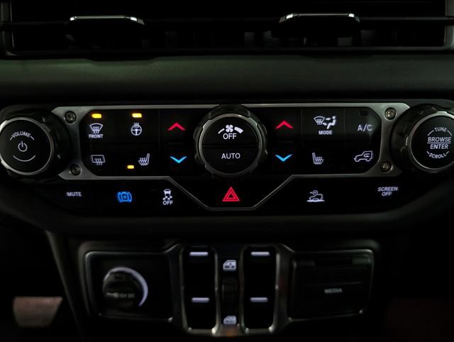 Used 2025 Jeep Wrangler Unlimited Sahara AWD/4WD image 27